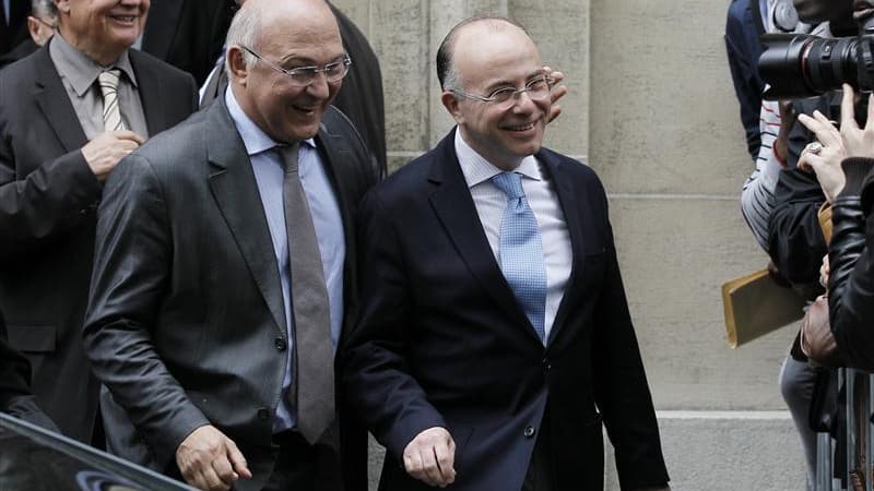 Révélé au grand public par la campagne présidentielle, le député-maire de Cherbourg Bernard Cazeneuve (à droite, aux côtés de Michel Sapin) accède au poste de ministre délégué aux Affaires européennes dans le gouvernement de Jean-Marc Ayrault. /Photo pris