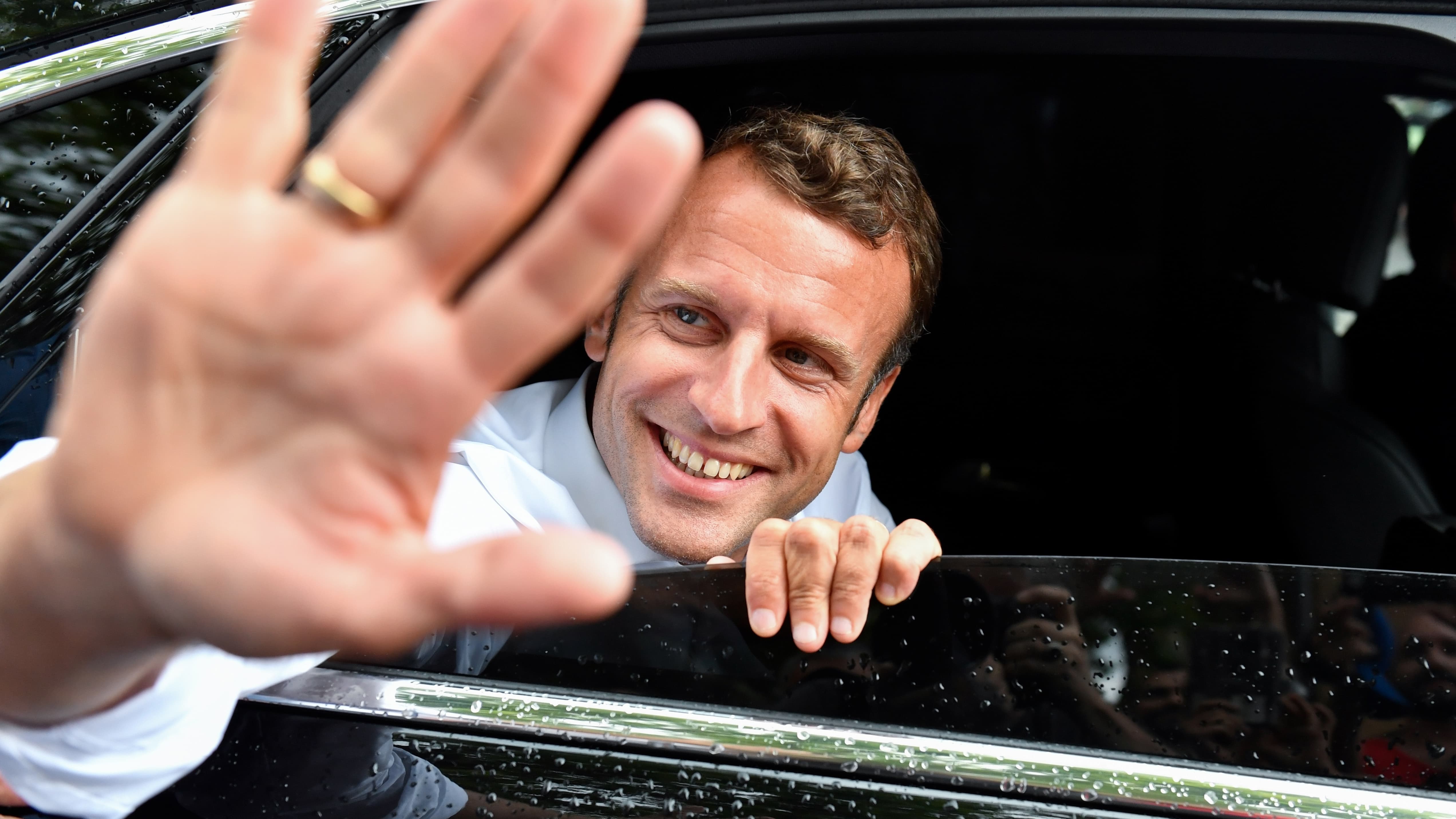 Comment Emmanuel Macron occupe le terrain pendant ses vacances