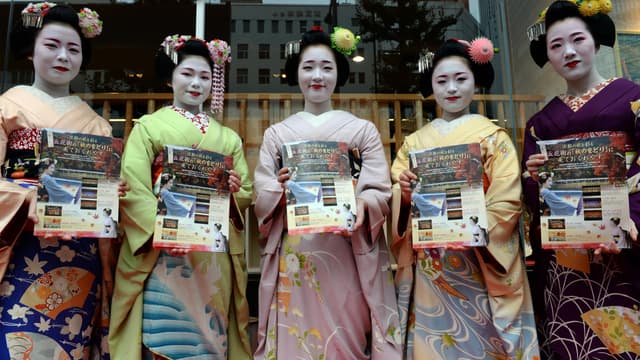 Des apprenties geishas dans le quartier de Gion, à Kyoto.