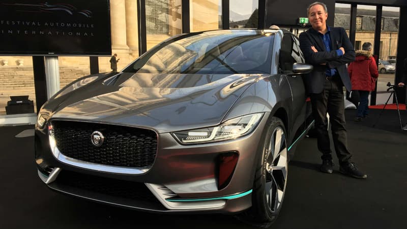 Julian Thomson, directeur du design avancé chez Jaguar, à côté de l'I-Pace, au Festival Automobile International.