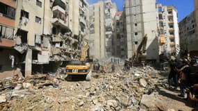 Des sauveteurs déblaient les gravats suite à une frappe israélienne dans la banlieue sud de Beyrouth le 21 septembre 2024.