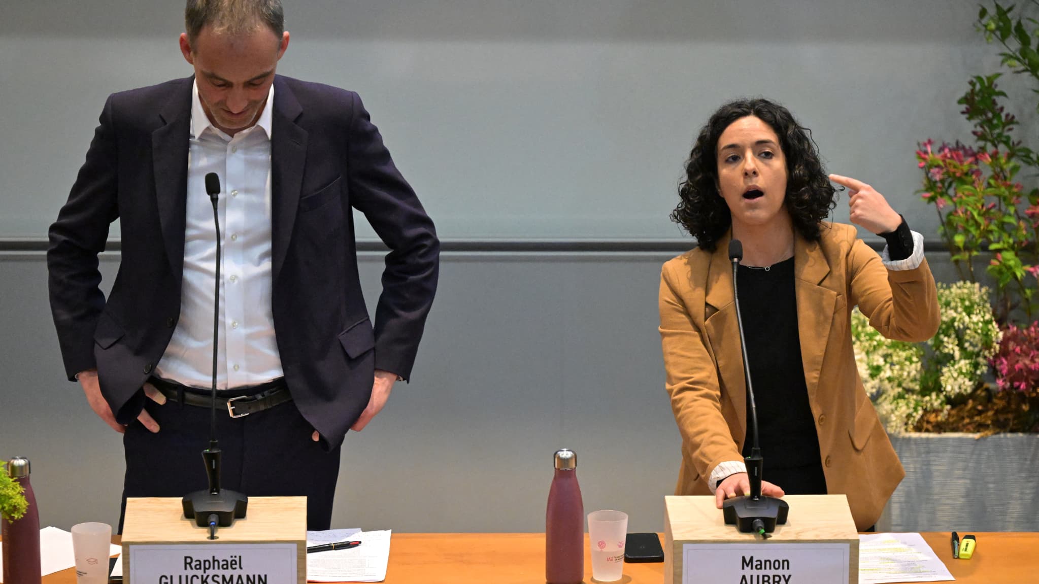 Les têtes de liste PS-Place publique et LFI aux élections européennes, Raphaël Glucksmann et Manon Aubry, lors d'un débat à Angers (Maine-et-Loire), le 16 avril 2024.