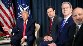 Le président américain Donald Trump s'entretient avec le secrétaire général de l'OTAN, aux côtés du secrétaire d'État américain Marco Rubio (3e à droite), du secrétaire au Trésor américain Scott Bessent (2e à droite) et du secrétaire au Commerce américain Howard Lutnick, lors d'une réunion bilatérale en marge de la réunion annuelle du Forum économique mondial (WEF) à Davos, le 21 janvier 2026.