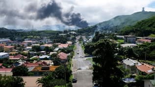 De la fumée à Nouméa après des violences, le 14 mai 2024 en Nouvelle-Calédonie