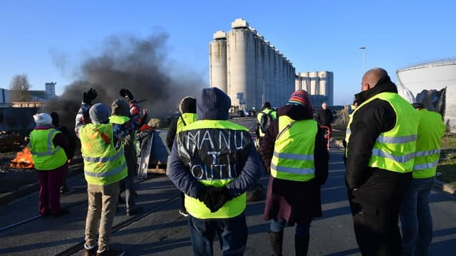 Les gilets jaunes ce lundi près de La Rochelle.