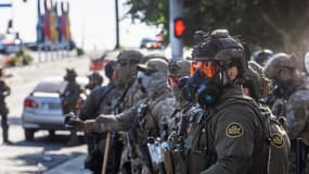 La patrouille frontalière et les manifestants s'affrontent après une descente effectuée par l'Immigration and Customs Enforcement (ICE) près d'un Home Depot le 7 juin 2025 à Paramount, Californie.