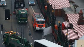 Le camion qui a servi à l'attentat est évacué à Berlin, le 20 décembre 2016.
