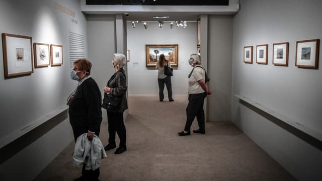 Des visiteurs masqués au musée Jacquemart-André de Paris le 26 mai 2020.