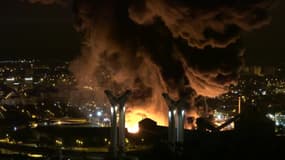 Les images des flammes ravageant l'usine Lubrizol de Rouen, classée Seveso - Témoins BFMTV