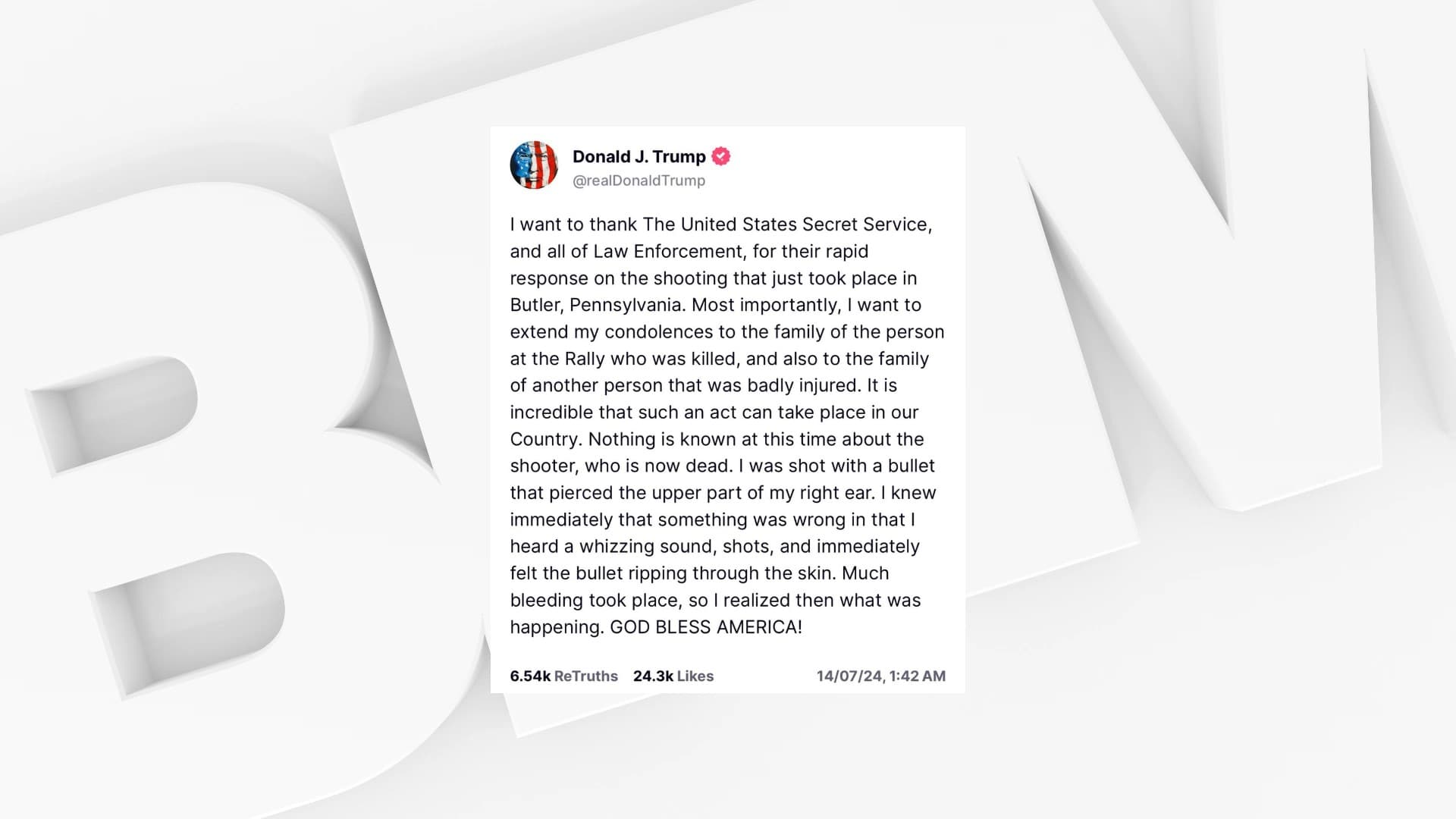 L'ex-président Donald Trump réagit après avoir été blessé par balle lors d'un meeting de campagne, le 13 juillet 2024. L'ex-président Donald Trump réagit après avoir été blessé par balle lors d'un meeting de campagne, le 13 juillet 2024.