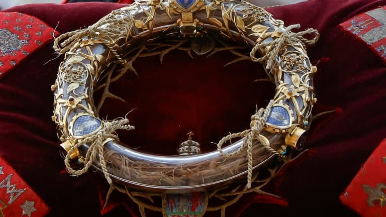 Un chevalier de l'Ordre du Saint-Sépulcre tient la Couronne d'épines lors d'une procession à la cathédrale Notre-Dame de Paris à Paris, le 13 décembre 2024