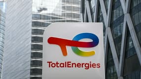 Le nouveau logo du groupe français Total en mai 2021 à La Défense, près de Paris