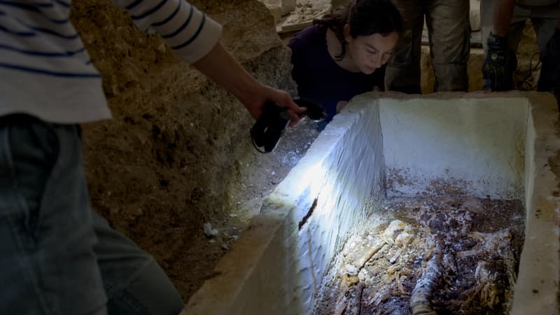 Chartres: les images de l'ouverture d'un sarcophage scellé depuis plus de 15 siècles