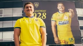 Le capitaine de l'ASM,Baptiste Jauneau, devant le stade Marcel-Michelin, à Clermont, pour officialiser sa prolongation.