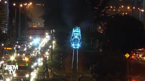 À Bogota, ce train de Noël illuminé sillonne la capitale