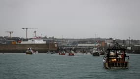 Des bateaux de pêche français manifestent devant le port de Saint Helier sur l'île de Jersey le 6 mai 2021.