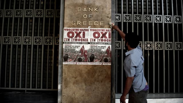 A deux jours du référendum en Grèce, les affiches en faveur du non ("oxi" en grec), se multiplient dans la capitale. 