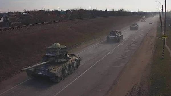 Des blindés russes lors de l'invasion de l'Ukraine le 24 février filmés depuis une caméra de vidéo surveillance. On aperçoit la lettre Z peinte en blanc à l'avant et sur la tourelle du tank au premier plan