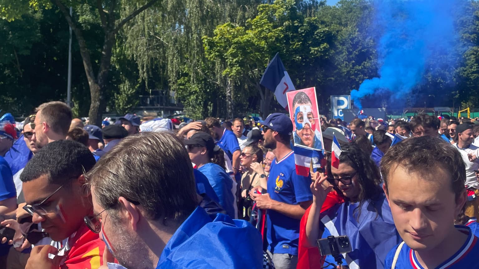 Les supporters des Bleus arrivent en nombre au stade de Dortmund avant France-Pologne, le 25/06/2024