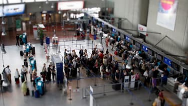 Les passagers s'enregistrent à l'aéroport international de Nice, en septembre 2014.