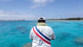 Un maire polynésien face au lagon de Maupiti (illustration)