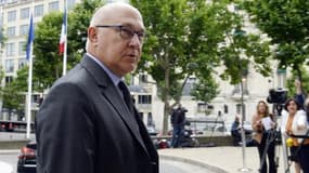 Michel Sapin s'inquiète de la préeminence du dollar.