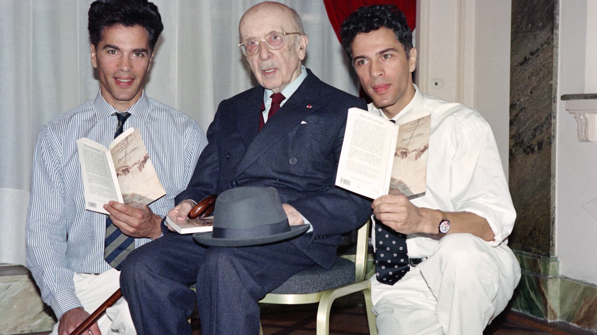 Jean Guitton entouré d'Igor et Grichka Bogdanoff le 6 septembre 1991 à Paris