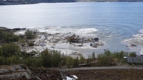 Les images d'un incroyable glissement de terrain emportant 8 maisons dans la mer en Norvège