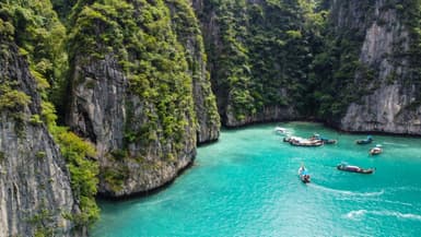 Des bateaux de touristes dans une baie des îles Phi Phi en Thaïlande, le 26 novembre 2021