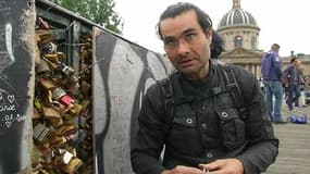 Philéas, l'ange-gardien des cadenas d'amour du Pont des arts