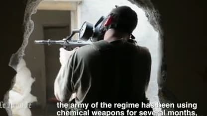 Un rebelle syrien portant un masque à gaz sur le front de Jobar, quartier aux portes de Damas