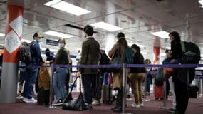 Des voyageurs dans un aéroport.