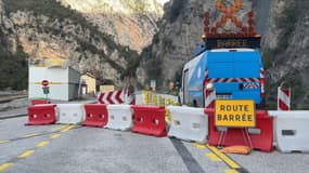 La route 202 a été touchée par un éboulement dans la soirée de ce lundi 12 février, au niveau de la gare de la Tinée