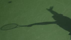 L'ombre d'un tennisman sur le court. Le bruit des balles a fait condamner la mairie de Roscoff dans le Finistère (Illustration)