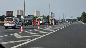 Une voiture sur la route retournée sur son capot, à Bron, ce vendredi 28 juin 2024.