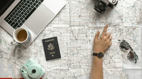 En 2026, le passeport singapourien reste le plus puissant au monde, tandis que la France, désormais 4e avec 185 destinations, recule après avoir été en tête en 2024, et que les États-Unis chutent à la 10e place avec 179 destinations, illustrant un net déclin de la mobilité des grandes puissances occidentales.