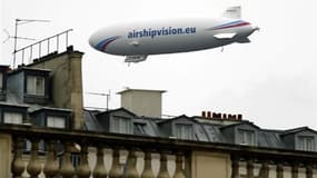 Un Zeppelin mesurant la qualité de l'air au-dessus de Paris. Les premières traces du panache émis par la centrale japonaise de Fukushima ont été relevées en France, a annoncé samedi l'Institut français de radioprotection et de sûreté nucléaire (IRSN). /Ph