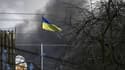Un drapeau ukrainien hissé à Stoyanka près de Kiev en Ukraine, le 4 mars 2022.