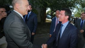 Le maire de Bordeaux Alain Juppé et le Premier ministre Manuel Valls le 23 juillet 2015 à Latresne près de Bordeaux