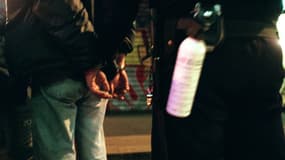 Des CRS procèdent à des contrôles dans le 18e arrondissement de Paris, en octobre 1999, lors d'une opération de lutte contre les trafics de stupéfiants (PHOTO D'ILLUSTRATION).