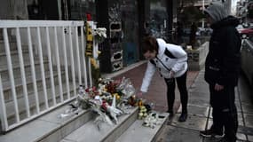 Une femme dépose des fleurs où un jeune supporters de l'Aris FC a été tué, à Thessalonique le 1er février 2022