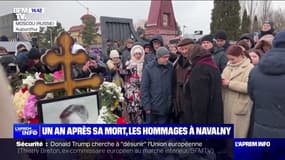Un an après sa mort, plusieurs centaines de personnes ont déposé des fleurs sur la tombe d'Alexeï Navalny 