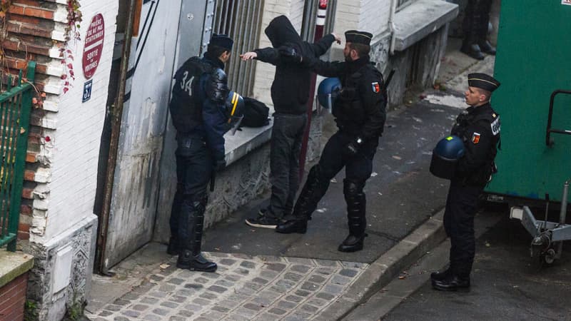 Une perquisition menée dans un squat au Pré-Saint-Gervais, le 27 novembre 2015.