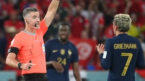 L'arbitre Matthew Conger discute avec Antoine Griezmann lors de France-Tunisie au Mondial 2022