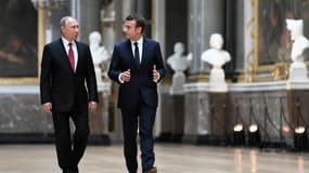 Vladimir Poutine et Emmanuel Macron s'entretiennent au château de Versailles, le 29 mai 2017 à Paris. 