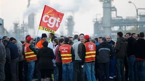 Manifestation de salariés de la raffinerie de Donges, près de Nantes. La journée test de mercredi a montré un essoufflement des grèves contre la réforme des retraites, à l'exception du secteur des raffineries, où le mouvement se durcit et fait craindre un