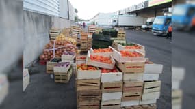Les fruits et légumes abandonnés par les vendeurs sont confiés à une association qui propose de l'aide alimentaire.