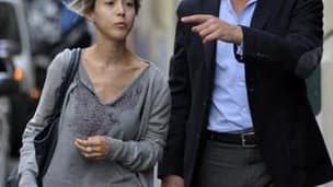 Tristane Banon avec son avocat, David Koubbi, mardi à Paris. Le parquet de Paris a ouvert une enquête préliminaire sur la plainte déposée par la journaliste de 32 ans qui accuse Dominique Strauss-Kahn de tentative de viol en 2003. /Photo prise le 5 juille