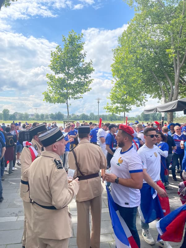 Des supporteurs français déguisés avant le match de l'Euro contre l'Autriche, le 17 juin 2024