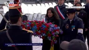 11-Novembre: Anne Hidalgo dépose une gerbe de fleurs auprès de la tombe du Soldat inconnu